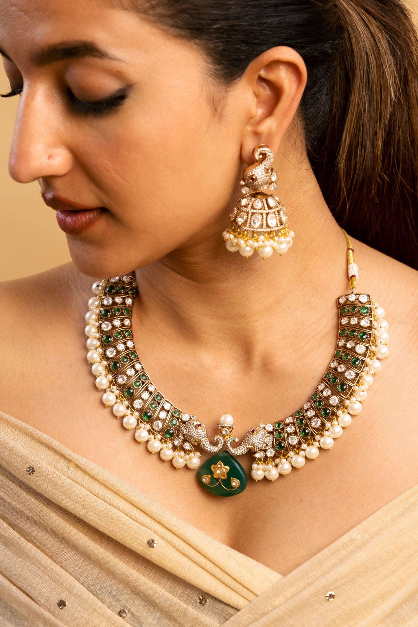 Gallant Emerald Necklace Set