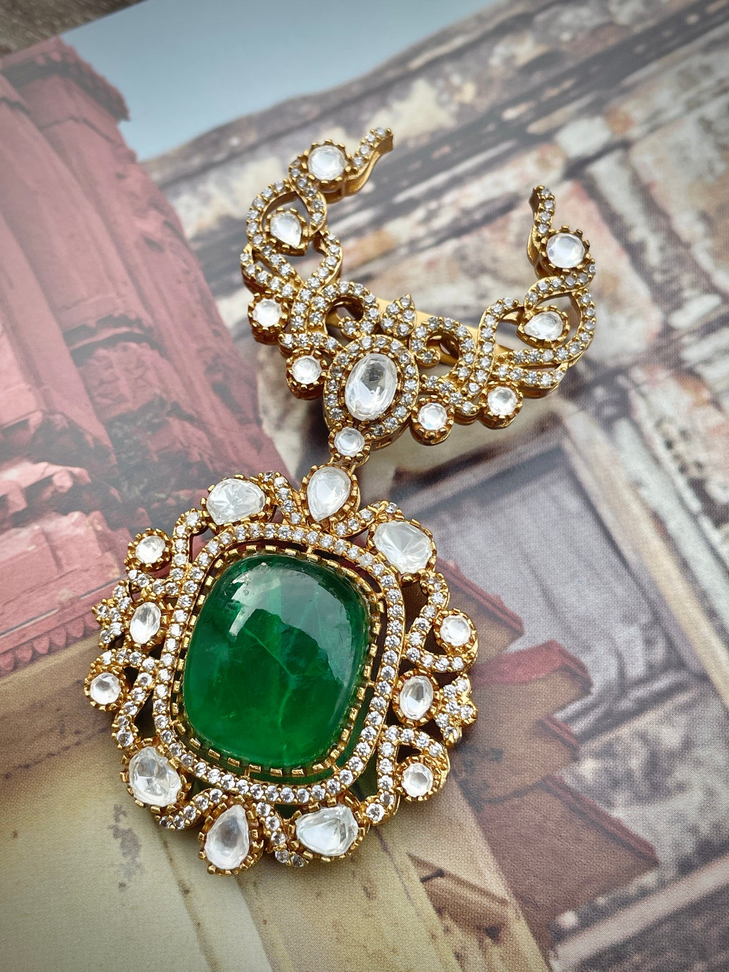 Raktiman Emerald Regal Brooch