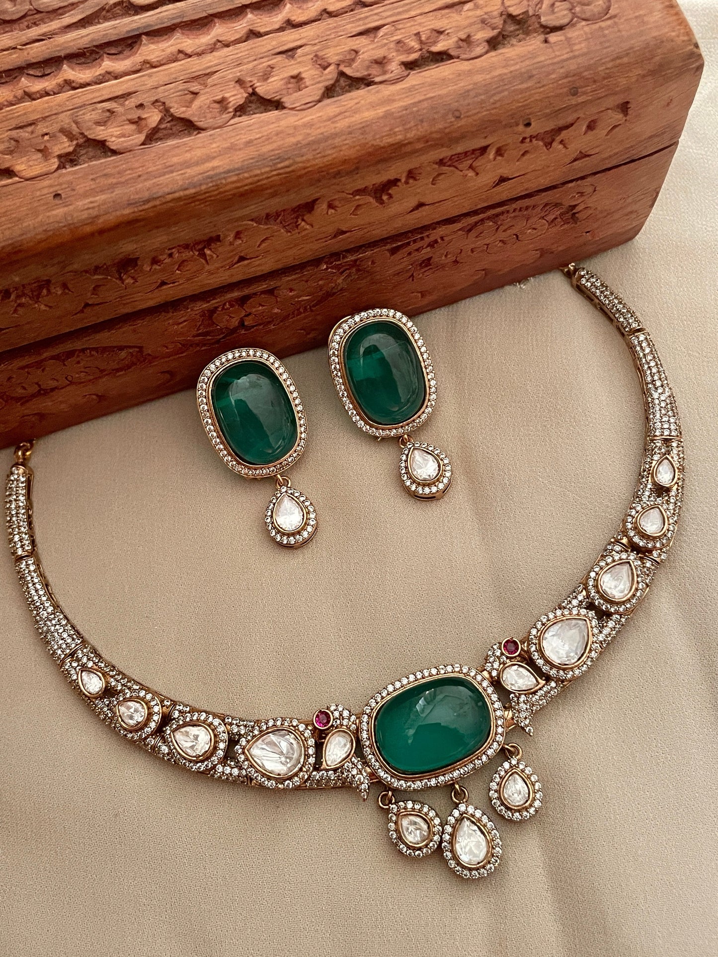 Anuradha Polki & Emerald Necklace Set