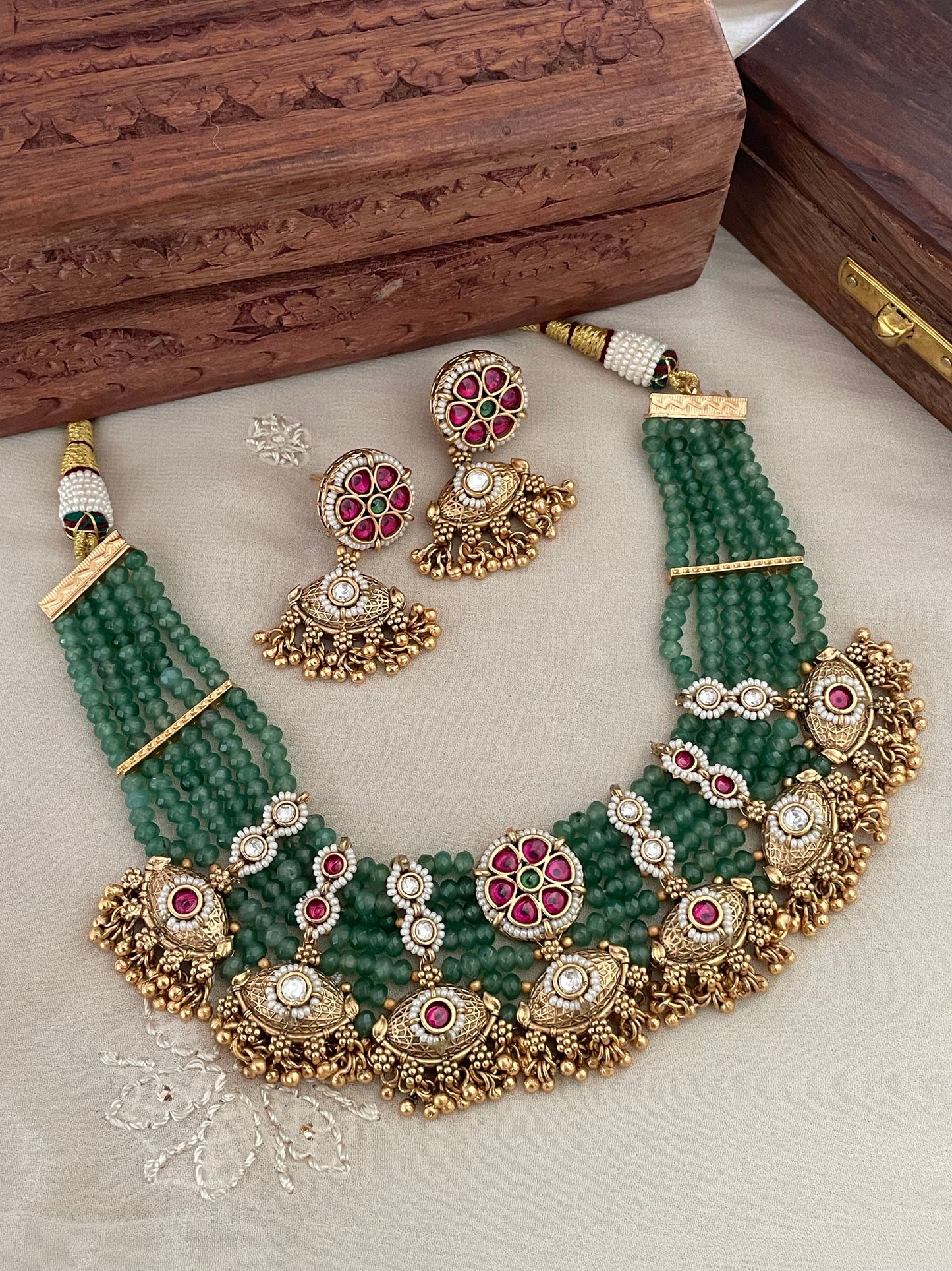 Varuna Antique Polki Emerald Necklace Set