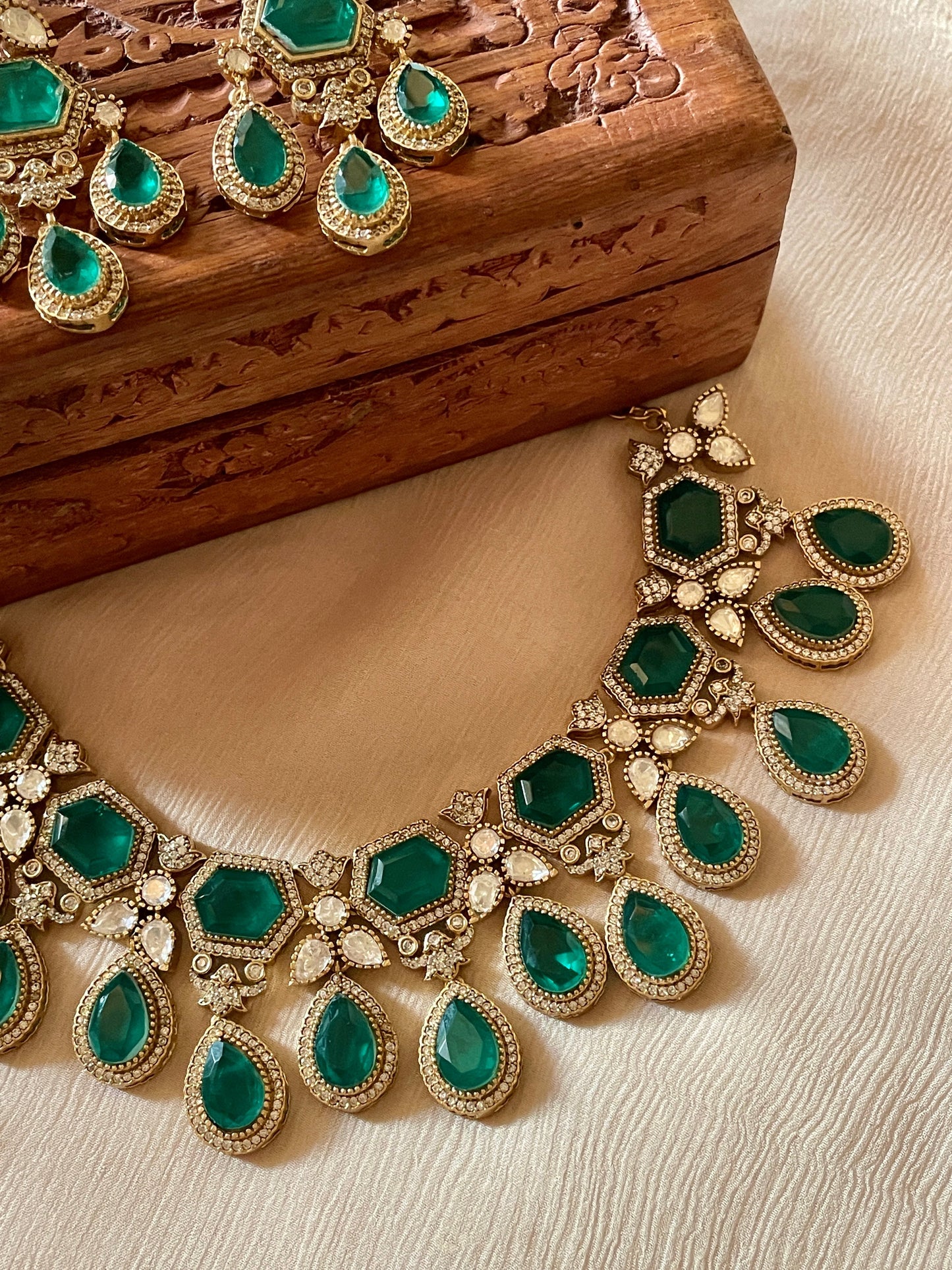 Madh Emerald Necklace Set