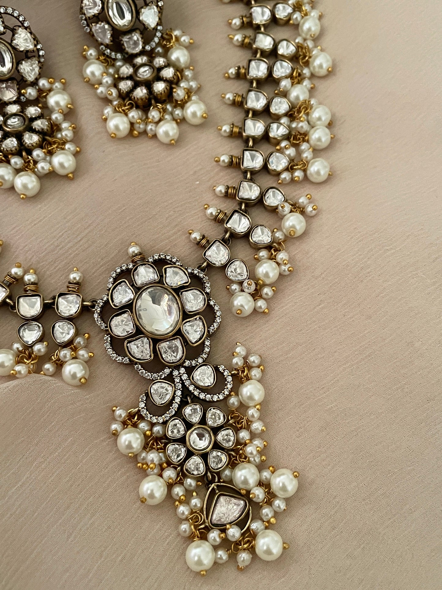 Abhini Victorian Necklace Set