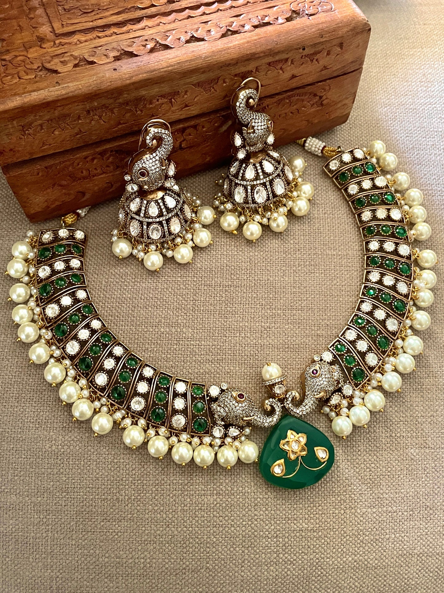 Gallant Emerald Necklace Set