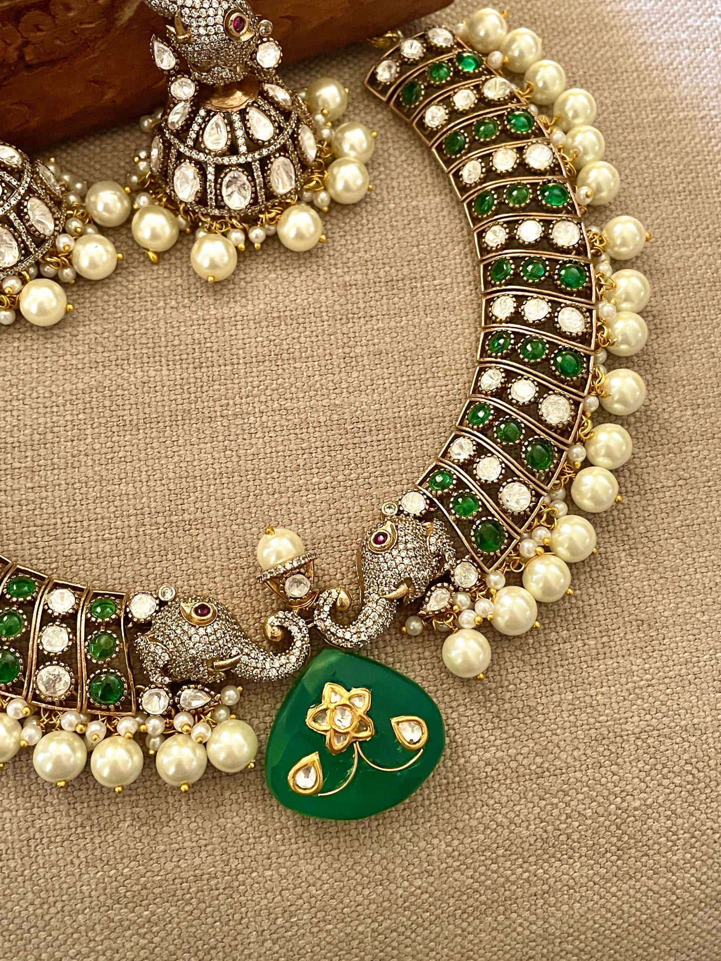 Gallant Emerald Necklace Set