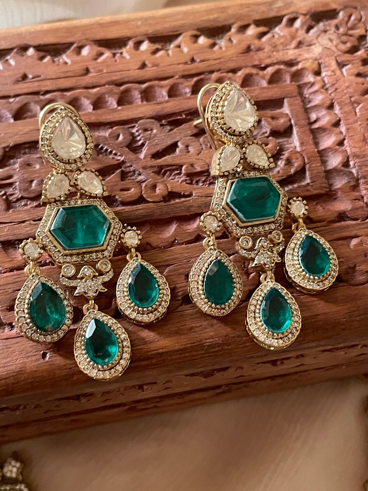 Madh Emerald Necklace Set
