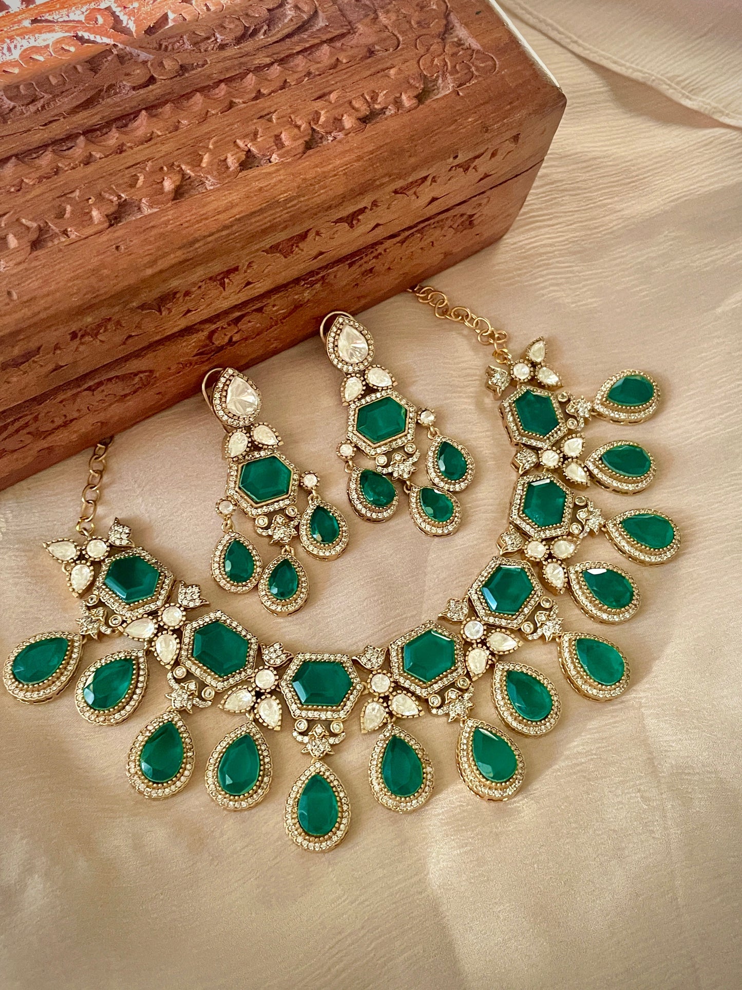 Madh Emerald Necklace Set
