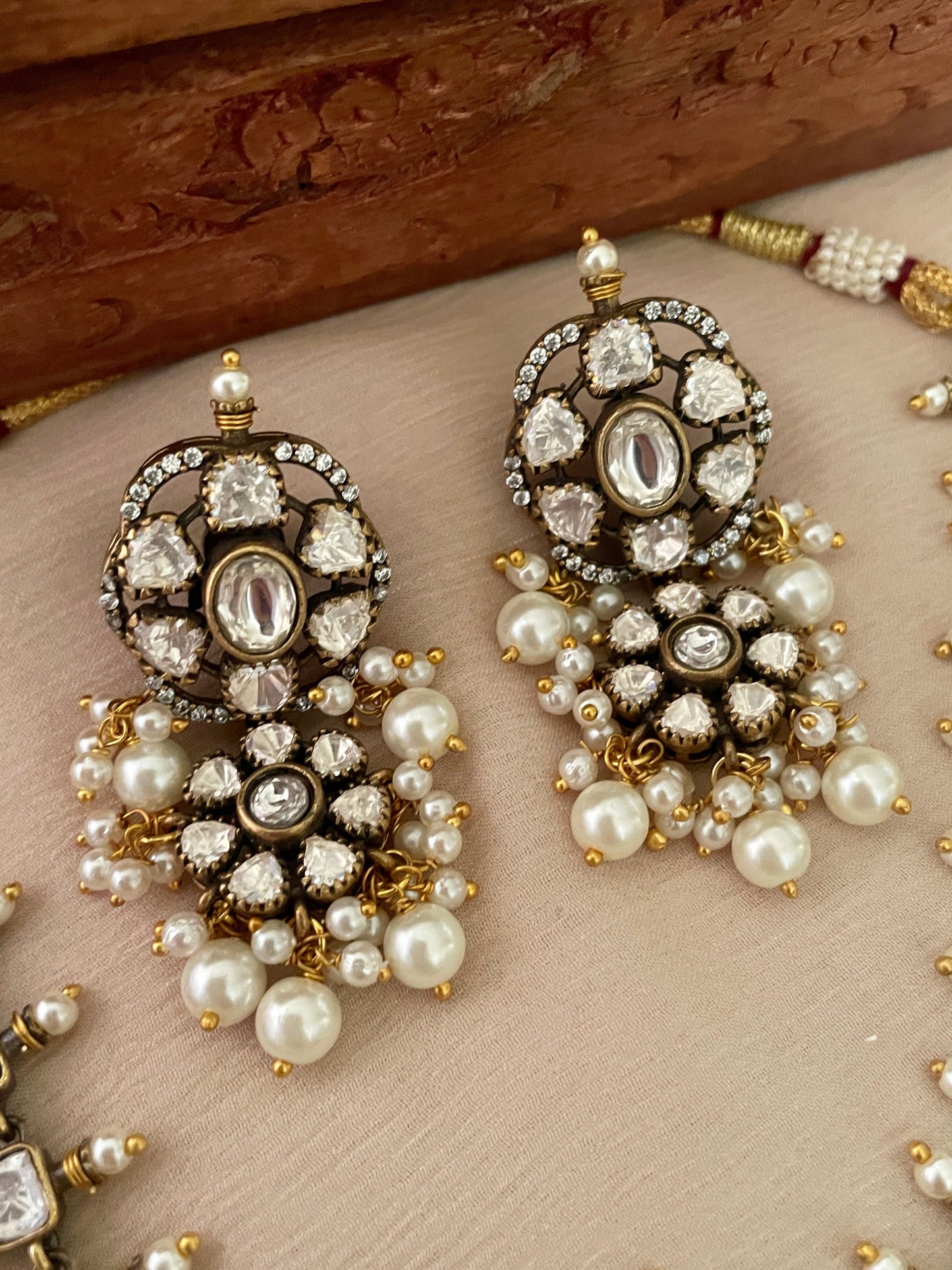 Abhini Victorian Necklace Set