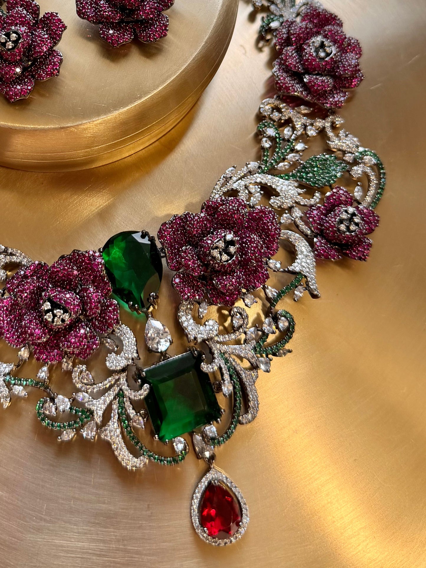 Blooming Roses Necklace Set