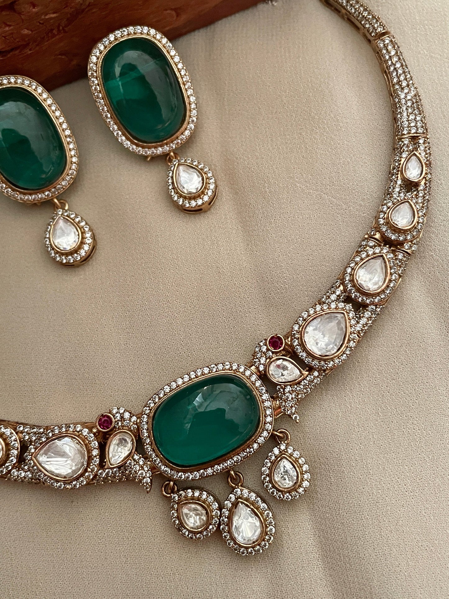 Anuradha Polki & Emerald Necklace Set