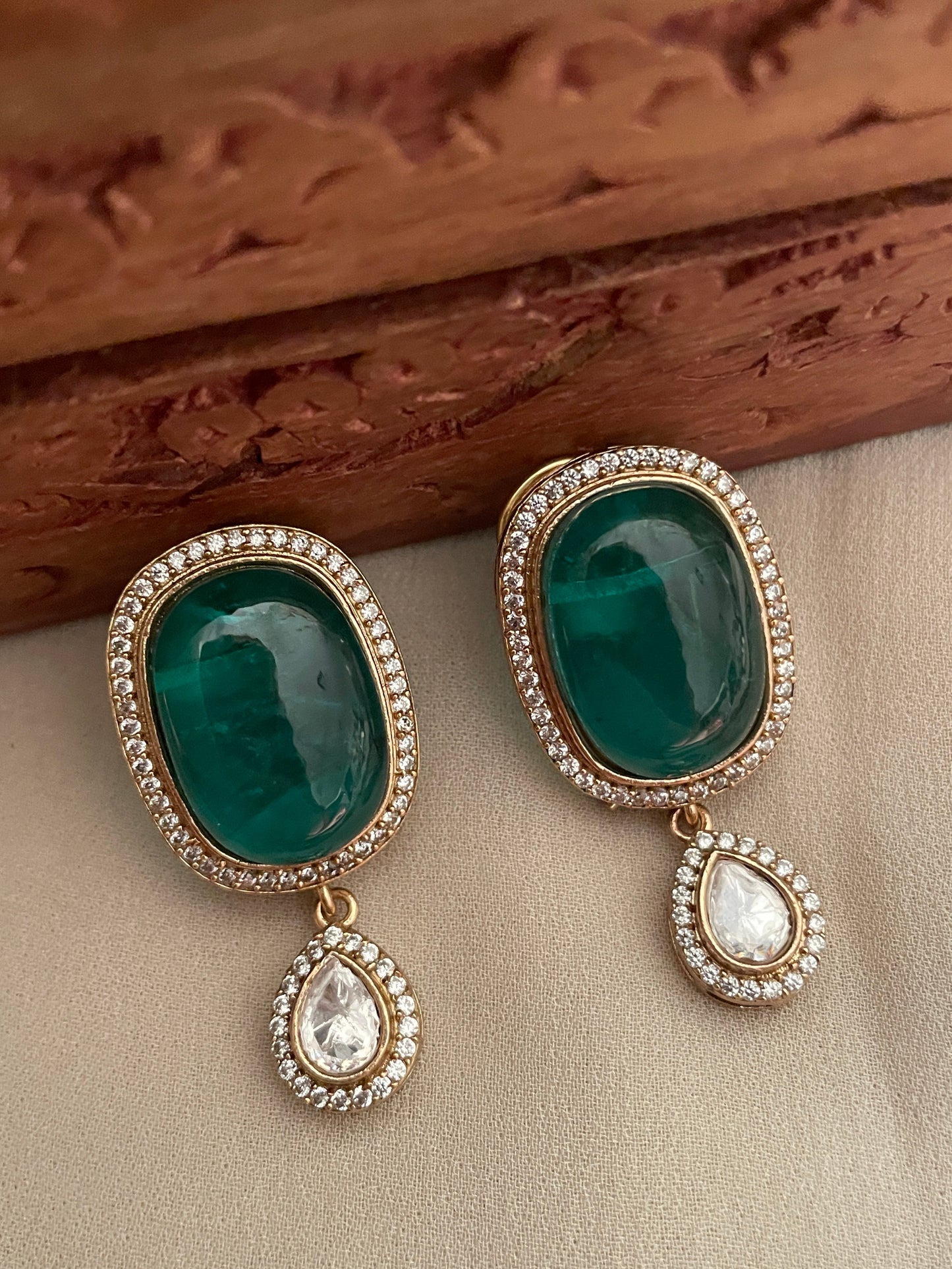 Anuradha Polki & Emerald Necklace Set