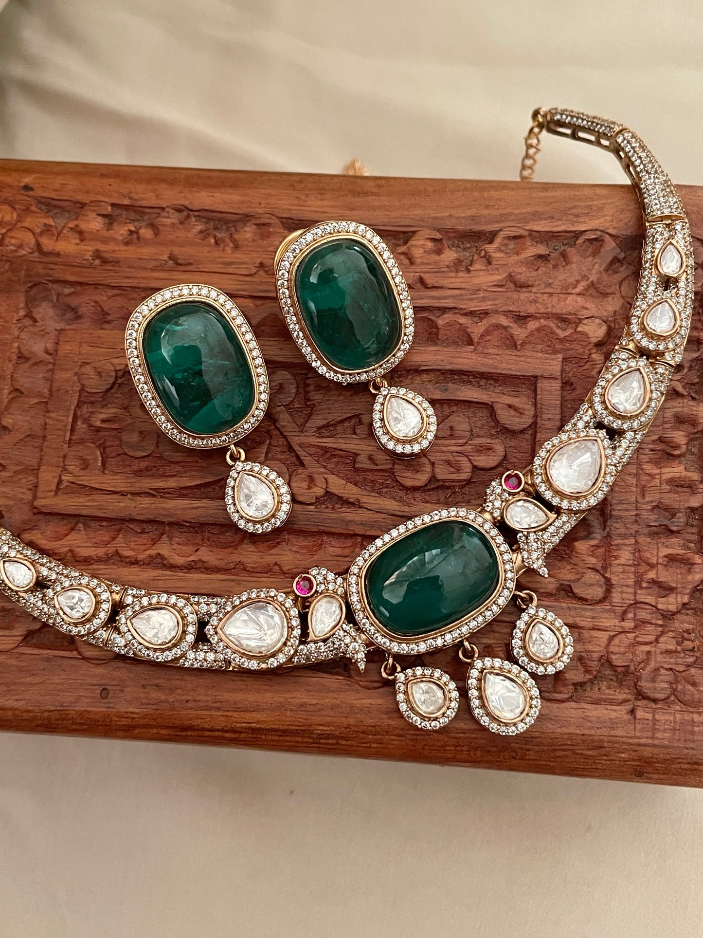 Anuradha Polki & Emerald Necklace Set