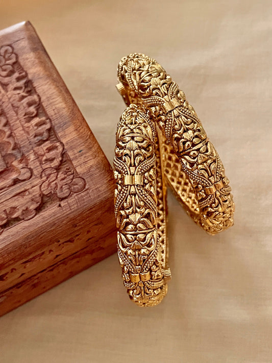 Amra Antique Gold Bangle Set