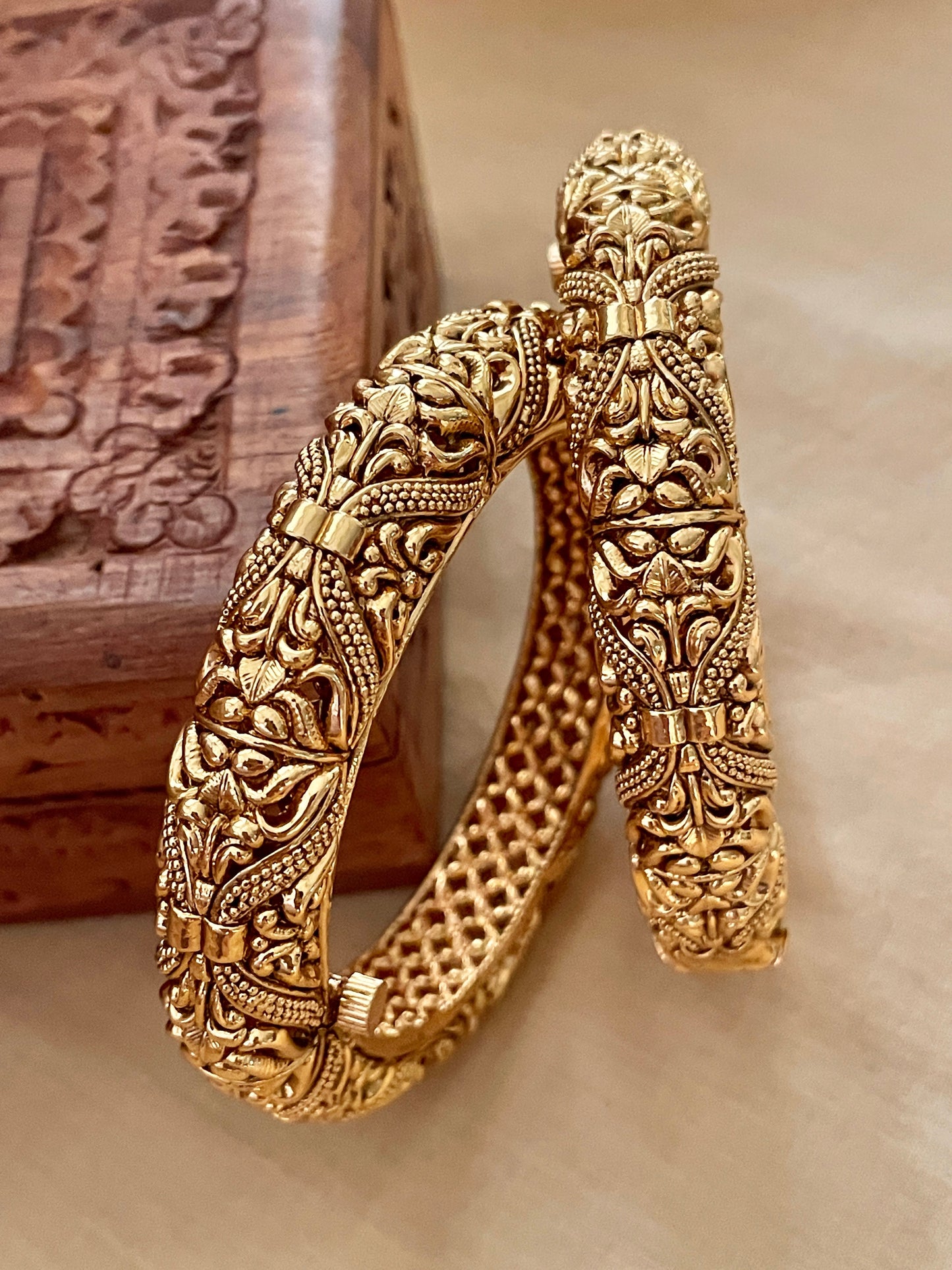 Amra Antique Gold Bangle Set