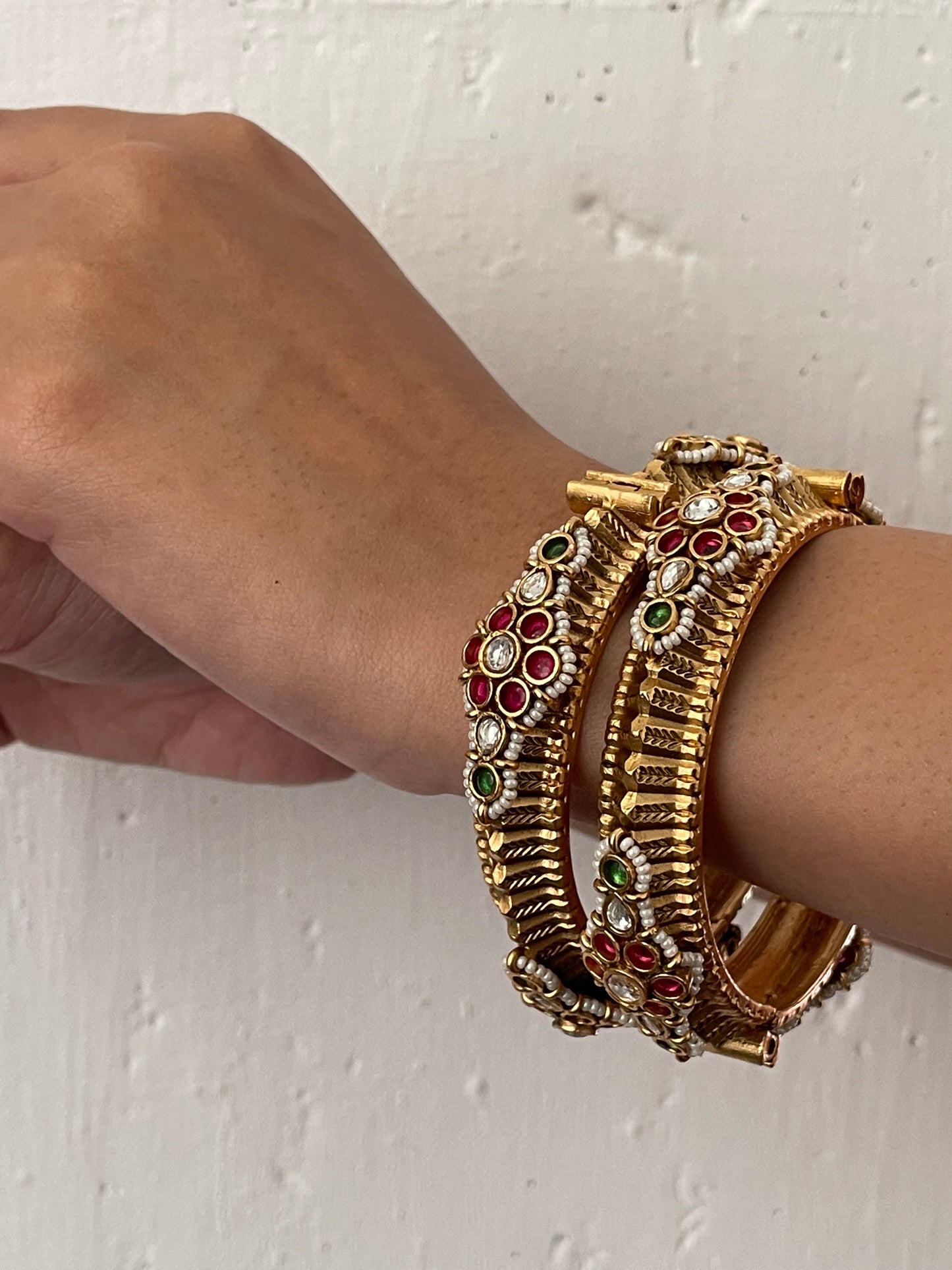 Jahaan Gold Finish Antique Kundan Bangles-Set 0f 2